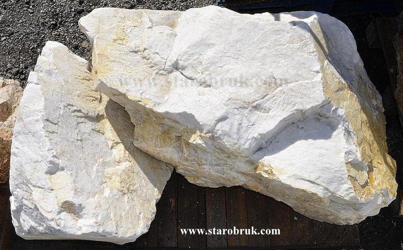 Bryła głaz monolit biały skały białe skała łupek białe kamienie